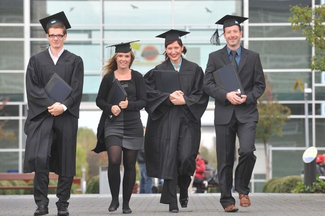 Stolze Absolventen auf dem Campus