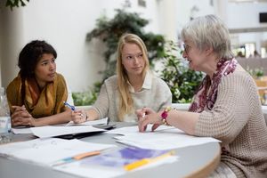 Vielfalt und Beteiligung gehören zu den wichtigsten Merkmalen unserer Universität. Wertschätzung, Anerkennung und Förderung aller unserer Studierenden, Lehrenden, Mitarbeitern und sonstigen Uni-Angehörigen haben für uns höchste Priorität.