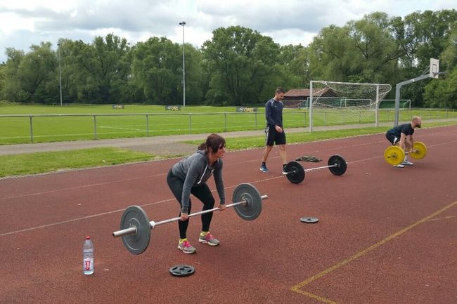 Praktische Übungen auf dem Sportplatz