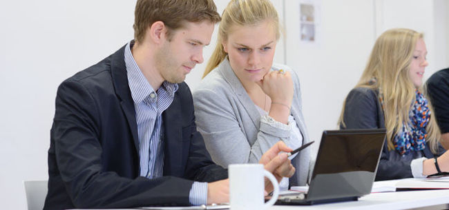 Studieren in kleinen Gruppen für optimalen Wissenstransfer