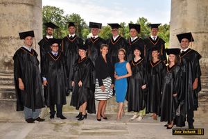 Glückliche Absolventen mit MBA-Titel