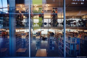 Die Bibliothek bietet ausreichend Platz, um Seminarinhalte nachzuschlagen oder für Klausuren zu lernen