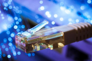 Der Studiengang Informatik/IT-Sicherheit richtet sich an Berufstätige aus den Bereichen IT-Sicherheitsberatung, Rechenzentren, (Ermittlungs-)Behörden, Mobilfunkindustrie,
Telekommunikationsunternehmen, Softwareherstellung, IT-Branche allgemein sowie Wiedereinsteigerinnen und Wiedereinsteiger.