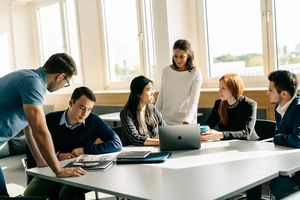 Gruppenarbeiten zu praxisbezogenen Themen