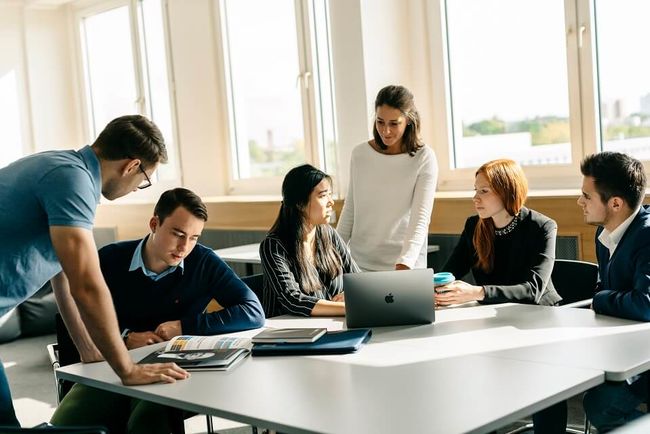Gruppenarbeiten zu praxisbezogenen Themen