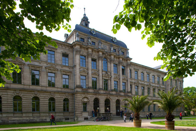 Die Universität Erlangen-Nürnberg (FAU) gehört als eine der zehn größten Universitäten in Deutschland zu Europas Top-Adressen in Forschung und Lehre.