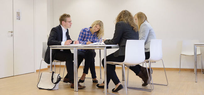 Auf dem Campus gibt es zahlreiche Möglichkeiten zur Zusammenarbeit