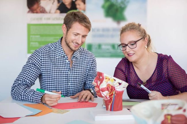 Mit mehr als 900 Studierenden in 12 Bachelor- und Masterstudiengängen sind wir die einzige private, staatlich anerkannte und vom Wissenschaftsrat institutionell akkreditierte Hochschule im Freistaat Thüringen.