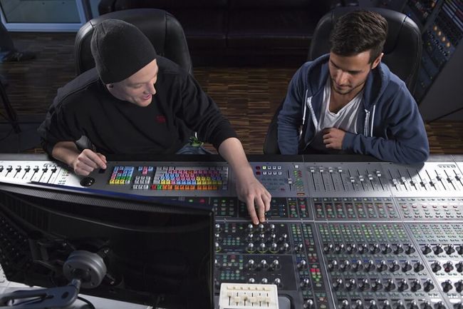 Ein breites Bildungsangebot in kreativen Medienbereichen, z.B. Audio Engineering, Digital Film Production, Game Art Animation, Games Programming, Music Business, Webdesign & Development und Cross Media Production.