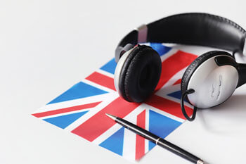 Im Englisch Fernstudium arbeitet man mit Audiodateien und Kopfhörern.