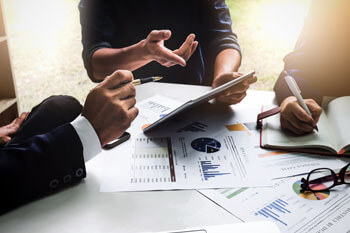 Ein Marketingteam plant eine Kampagne.