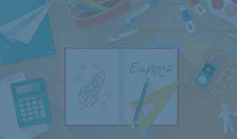 Ein Buch und bunte Stifte liegen auf einem Tisch verteilt