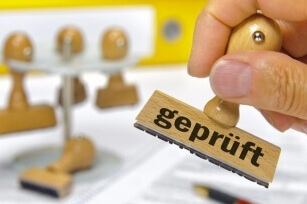 Ein Stempel ist zu sehen mit der Aufschrift "geprüft"