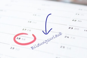 Ein Kalender, auf dem ein Tag mit "Bildungsurlaub" markiert ist