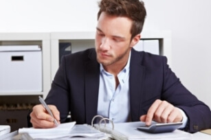 Fernstudent bearbeitet sein Lernmaterial von Zuhause aus