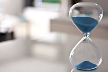 Eine ablaufende Sanduhr ist zu sehen