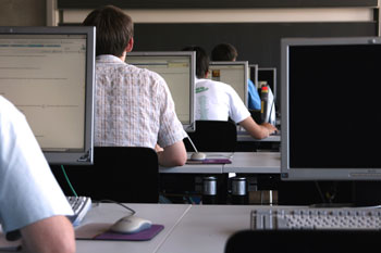 Präsenzunterricht im Data Science Studium: die Studenten sitzen an den Bildschirmen und hören zu