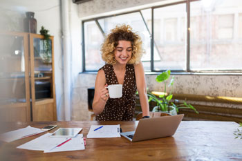 Eine Kindheitspädagogin im Fernstudium lernt zu Hause am Schreibtisch