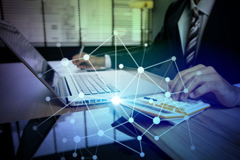 Ein Wirtschaftsinformatiker prüft Kosten und Effizienz einer Unternehmenssoftware