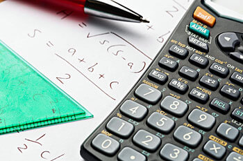 Taschenrechner und Lineal mit Mathematik Fernstudium