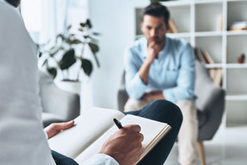 Psychotherapeut mit Patient in einer Sitzung