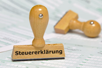 Stempel mit Unterlagen für Steuererklärung