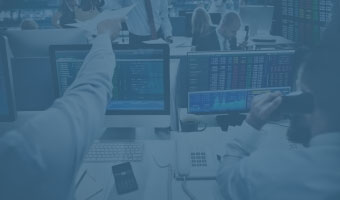 Zwei Börsenmakler arbeiten an ihren Rechnern. 