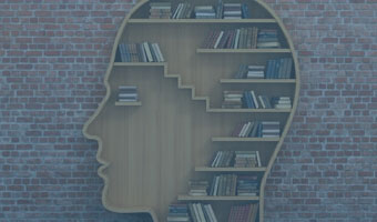 Ein Bücherregel in Form eines Gesichts ist mit Büchern gefüllt