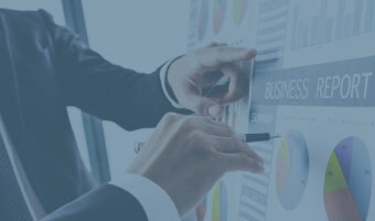 Zwei Controller vor einem Business Report mit Diagrammen.