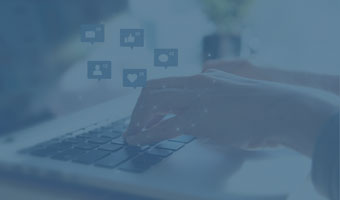 Digitaler Medien Student schreibt auf dem Laptop