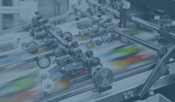 Eine Druckmaschine im Arbeitsprozess.