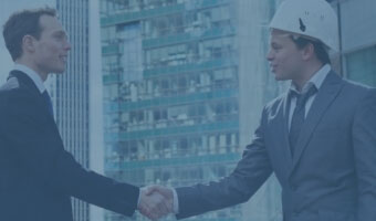 Zwei Manager geben sich die Hand.