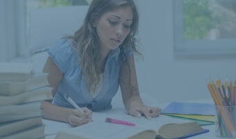 Eine Management-Studentin lernt am Schreibtisch mit Büchern.