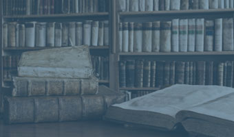 Alte Bücher liegen in einer Bibliothek.