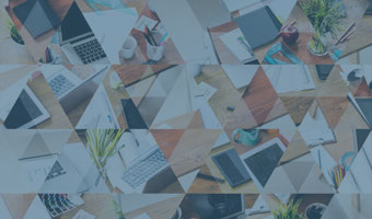 Viele Dreiecke formen das Bild eines dekonstruierten Schreibtisches.