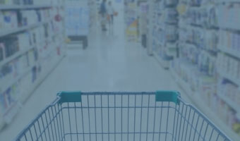 Ein Einkaufswagen in einem Supermarkt.