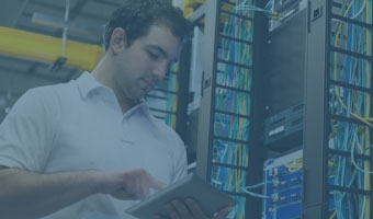 Ein Informatiker arbeitet in einem Rechenzentrum.