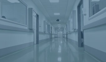 Ein Krankenhausflur.