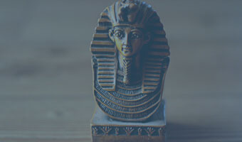 Eine kleine Büste eines Pharaos.