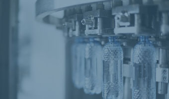 Eine Maschine, die Wasser in Flaschen abfüllt.