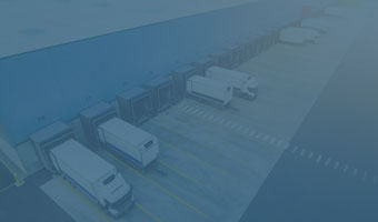 LKWs werden in einem Zentrallager beladen.