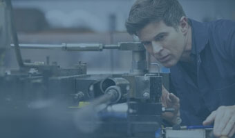 Ein Maschinenbauer arbeitet an einer Maschine.