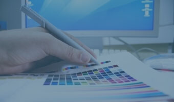 Ein Mediendesigner arbeitet mit einer Farbpalette.
