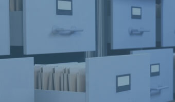 Geöffnete Aktenschränke.