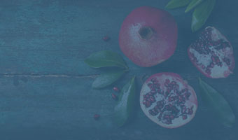 Ein aufgeschnittener Granatapfel aus Vogelperspektive.