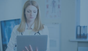 Eine Ärztin arbeitet an ihrem Tablet.