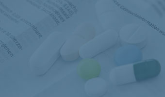 Tabletten auf Packungsbeilage