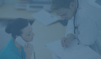 Physician Assistant spricht im Krankenhaus mit einer Kollegin