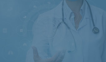 Eine Ärztin vor einem Augmented Reality Interface.