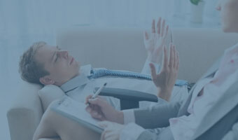 Ein Patient ist gerade in psychologischer Behandlung und liegt dabei auf einem Sofa.